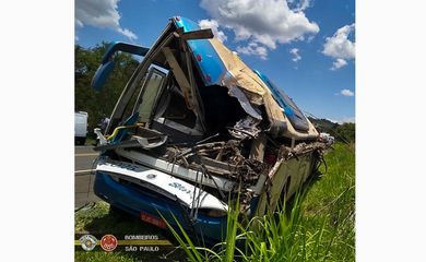 Equipes do 15° Grupamento de Bombeiros atuaram em uma triste ocorrência.
Na Rodovia SP 249 em Taguaí, ocorreu uma colisão entre caminhão bitrem e ônibus transportando vários passageiros.