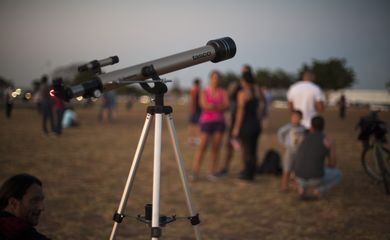 Curiosos, especialistas, fotógrafos e apaixonados por astronomia se reúnem na praça do Cruzeiro, em frente ao memorial JK em Brasília, para acompanhar o Eclipse total da Lua.