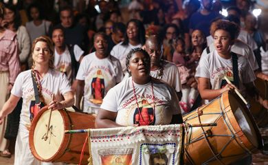 Tiradentes (MG), 11/09/2025 – O grupo de congado Nossa Senhora do Rosário e Escrava Anastácia participa de cortejo durante abertura do Festival Artes Vertentes, no centro de Tiradentes (MG). Foto: Tomaz Silva/Agência Brasil