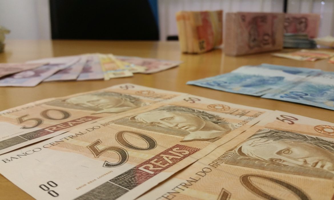 Porto Alegre - Polícia Federal deflagrou Operação Inkjet 2, que mostra notas verdadeiras (em 1º plano) utilizadas como matrizes para fabricar notas falsas (em 2º plano) (Daniel Isaia/Agência Brasil)