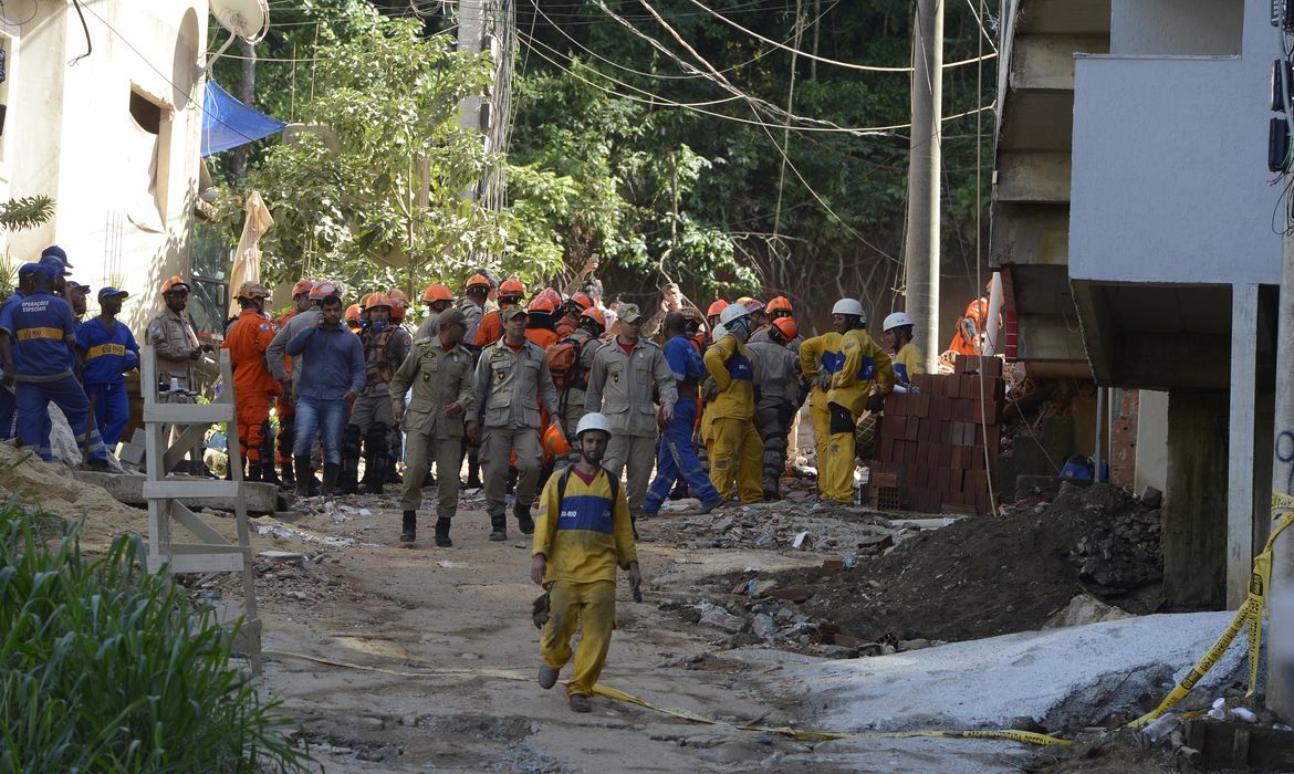 Equipes que atuam na busca e resgate de pessoas após o desabamento dos dois prédios na comunidade da Muzema, continuam as buscas