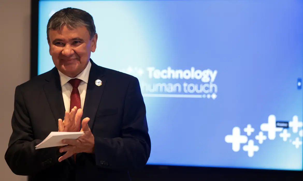 São Paulo (SP), 31/07/2025 - Ministro do Desenvolvimento Social e Combate à fome, Wellington Dias, visita as instalações da ATENTO e participa de assinatura de Protocolo de Intenções para adesão ao Programa Acredita no Primeiro Passo. Foto: Paulo Pinto/Agência Brasil