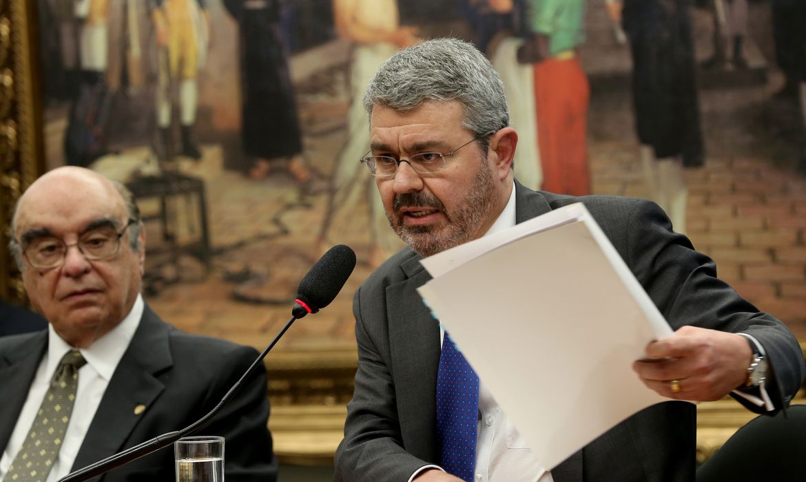 Brasília - O advogado de Temer, Eduardo Carnelós, fala na CCJ da Câmara dos Deputados após leitura do parecer sobre a denúncia contra o presidente Temer e os ministros Eliseu Padilha e Moreira Franco (Wilson Dias/Agência Brasil)