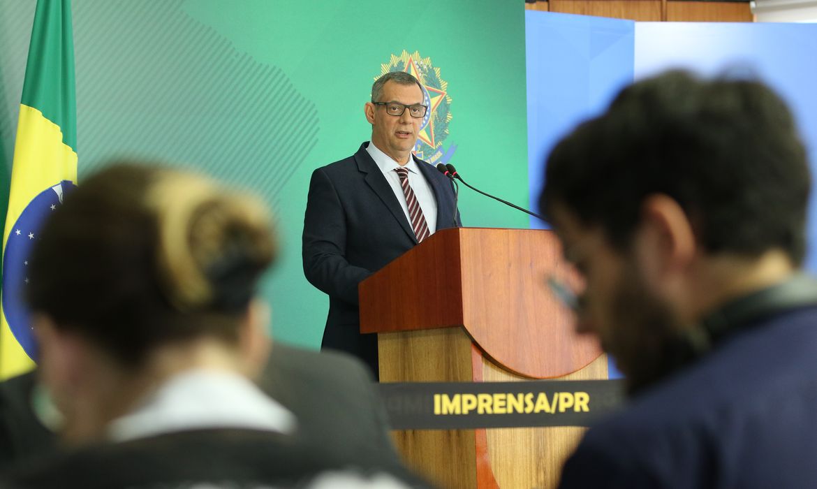 O porta-voz da Presidência da República, general Otávio Rêgo Barros , fala à imprensa, no Palácio do Planalto.