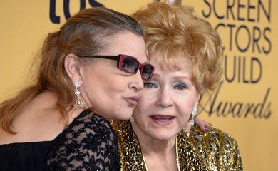 A atriz Carrie Fisher e a mãe, Debbie Reynolds, em premiação em 2015