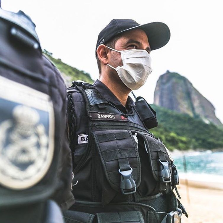 Polícia Militar do Rio de Janeiro usa máscaras no patrulhamento de rotina