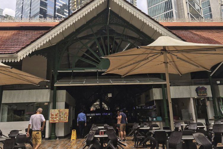 Em Singapura a comida de rua é comercializada em áreas fechadas  