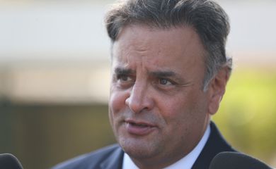 Brasília - O senador Aécio Neves fala com a imprensa após almoço com ministro Gilmar Mendes na residência oficial da Câmara (Fabio Rodrigues-Pozzebom/ Agencia Brasil)