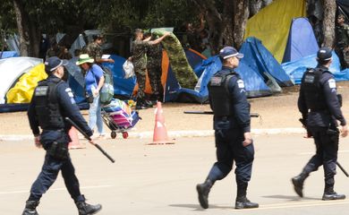 Polícia e Exército se concentram na frente do QG do Exército para  desmobilizar acampamento