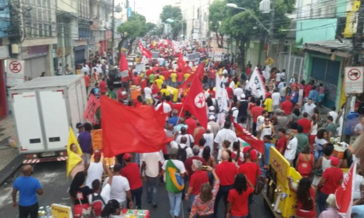 Ruas do centro de Salvador coloriram-se de branco e vermelho em apoio a Dilma 