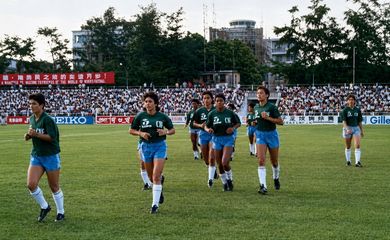 China. FOTO DE ARQUIVO - Jogadoras da primeira seleção brasileira no aquecimento em 1988. Foto: Acervo Museu do Futebol/Divulgação