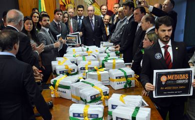 Brasília - O presidente da Câmara dos Deputados, Eduardo Cunha, recebe mais de 2 milhões de assinaturas em apoio à campanha 10 Medidas contra a Corrupção (Fabio Rodrigues Pozzebom/Agência Brasil)