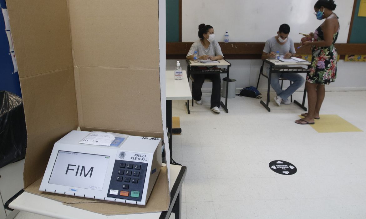 Eleitores votam nas seções eleitorais da Rocinha