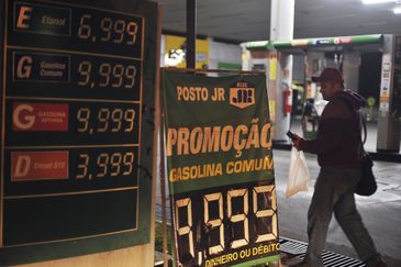 População faz fila nos postos de Brasília; combustível começa a faltar