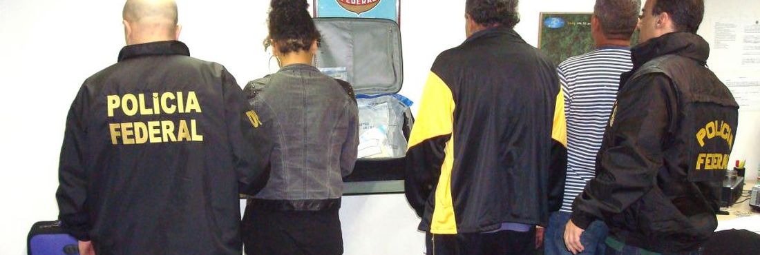 A Polícia Federal prendeu em  na madrugada de hoje, 11/7, uma estudante holandesa de 21 anos de idade, com quase 2,5 quilos de cocaína, quando tentava embarcar para Lisboa no Aeroporto Internacional do Rio de Janeiro (Galeão).