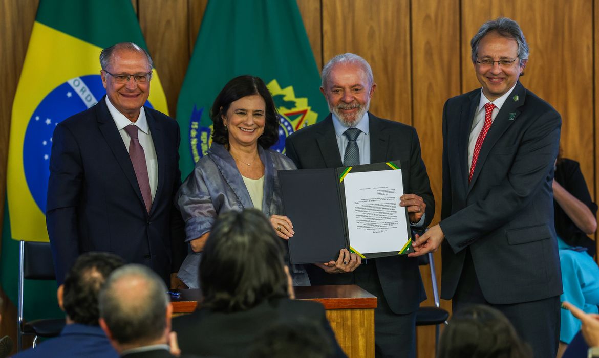 Brasília (DF), 25/02/2025 - Presidente Luiz Inácio Lula da Silva (2d) ao lado da ministra da saúde, Nísia Trindade (2e), durante cerimônia de assinatura de parcerias para fortalecimento da produção e inovação de vacinas e biofármacos
Foto: Jose Cruz/Agência Brasil
