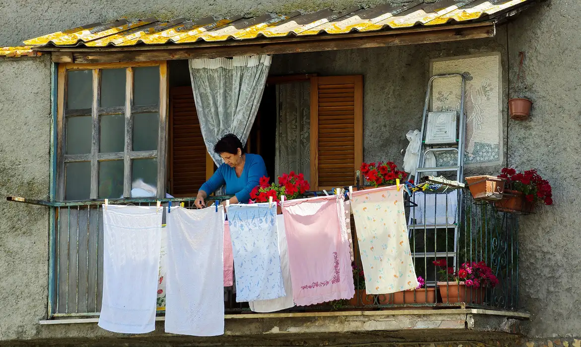 PNAD: mulheres gastam quase o dobro de tempo no serviço doméstico. Foto: valtercirillo/Pixabay