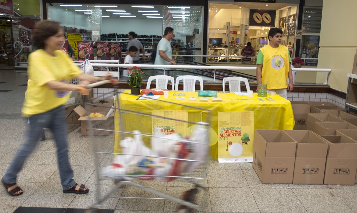 Brasília participa do Dia Nacional de Coleta de Alimentos. Na ação, voluntários recebem doações em supermercados de 60 cidades do País (Marcelo Camargo/Agência Brasil)