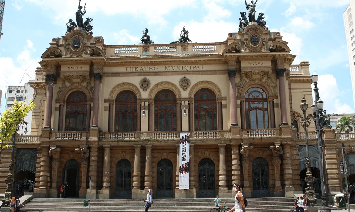 Fachada do Teatro Municipal de São Paulo na praça Ramos de Azevedo.