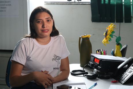 Boa Vista (RR), 14/02/2023, A operadora de rádio, Iolanda Carvalho, fala sobre o contato por rádio com aldeias da Reserva Indígena Yanomami na sala de radiofonia do Distrito Sanitário Especial Indígena Yanomami e Yek'uana - DSEI YY.