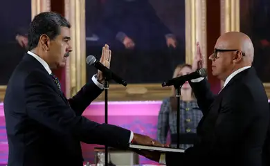 Venezuela's President Nicolas Maduro is sworn in by President of the National Assembly Jorge Rodriguez for a third six-year term, in Caracas, Venezuela January 10, 2025. Jhonn Zerpa/Miraflores Palace/Handout via REUTERS ATTENTION EDITORS - THIS IMAGE HAS BEEN SUPPLIED BY A THIRD PARTY     TPX IMAGES OF THE DAY