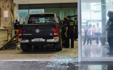 Brasília - Uma caminhonete, com placa de Londrina, invadiu a entrada de serviço do Ministério da Fazenda. No momento a Polícia Federal está fazendo uma perícia no local (José Cruz/Agência Brasil)