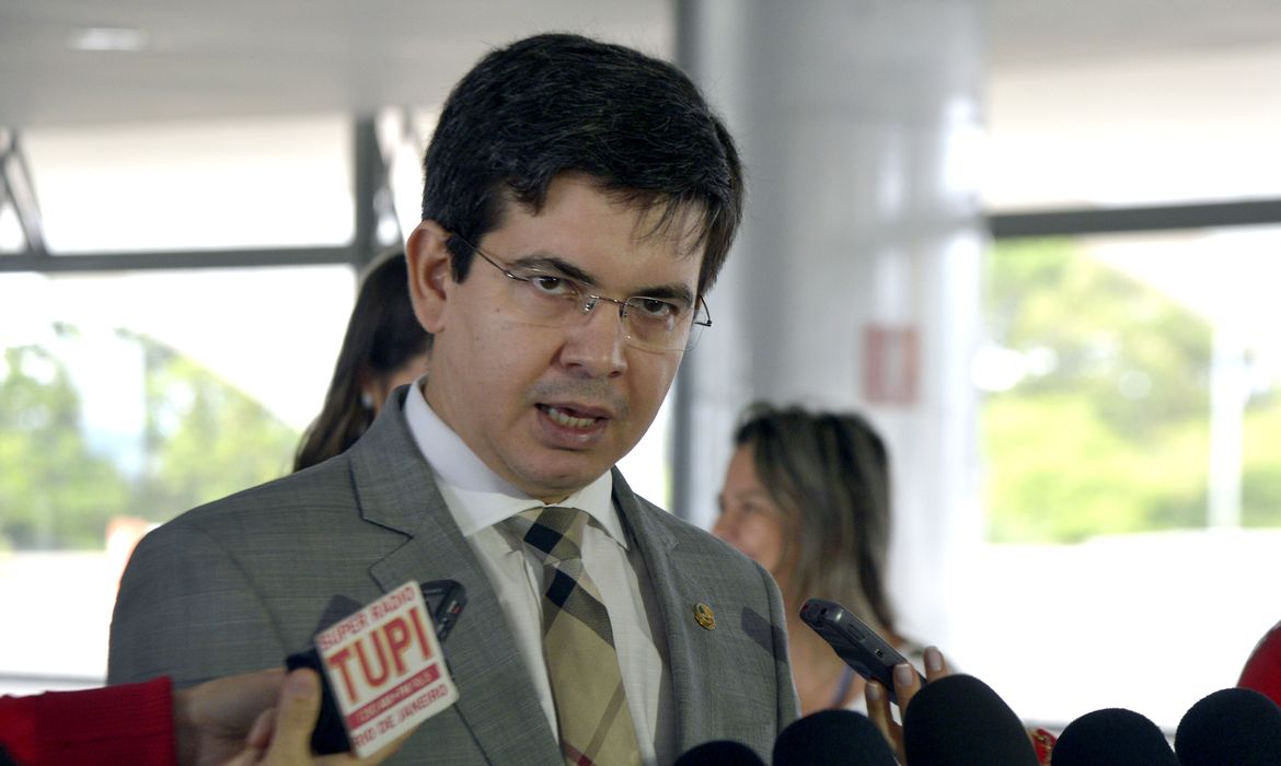 Brasília - Senador Randolfe Rodrigues fala à imprensa após entregar, ao ministro Jaques Wagner, carta que pede apoio da presidenta Dilma para eleições presidenciais este ano  (José Cruz/Agência Brasil)
