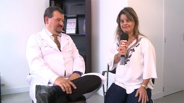 Sentados lado a lado, Mario e Fernanda, com o microfone do Programa Especial na mão direita. 
