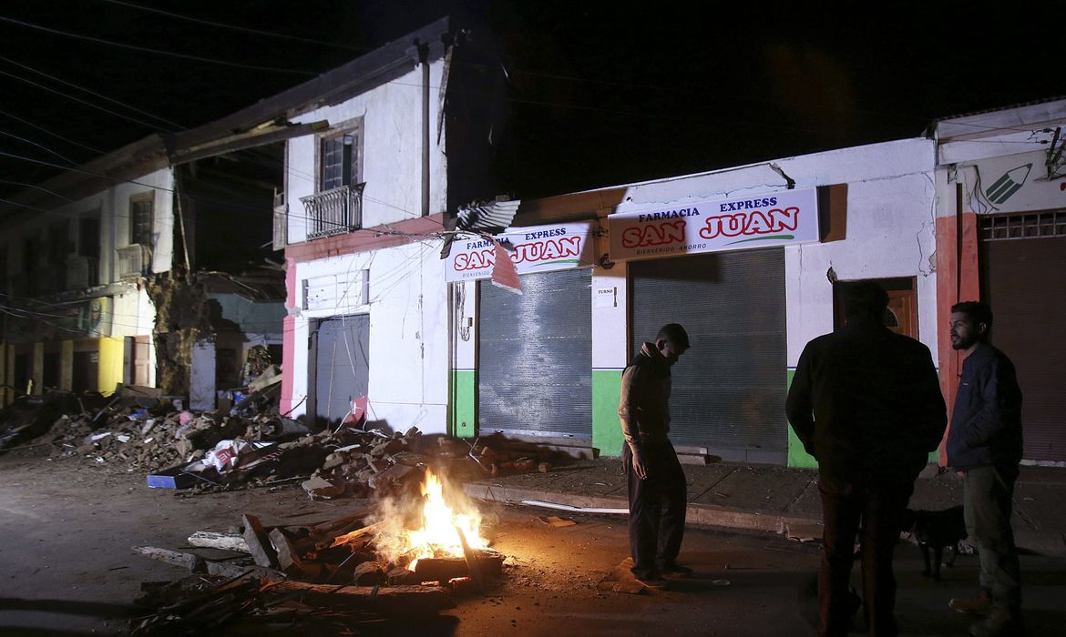 Chilenos deixam suas casas e observam os estragos provocados pelo tremor de 8,3 graus na Escala Richter, que deixou ao menos oito mortos