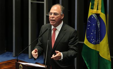 O líder do governo no Senado, Fernando Bezerra, durante sessão que aprovou MP que autoriza a participação de até 100% de capital estrangeiro em companhias aéreas brasileiras.