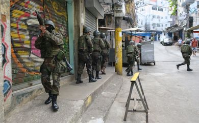 Militares fazem cerco à Rocinha após tiroteio entre traficantes e policiais