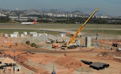 Prestes a completar um ano à frente da operação do aeroporto, a concessionária RIOgaleão, alcança 60% das obras de melhoria da infraestrutura do aeroporto a menos de um ano dos Jogos Olímpicos (Tânia Rêgo/Agência Brasil)