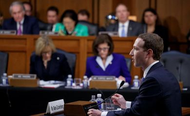 Washington (EUA) - O presidente e fundador do Facebook, Mark Zuckerberg, depõe em audiência conjunta das comissões de Comércio e de Justiça do Senado. EFE/SHAWN THEW