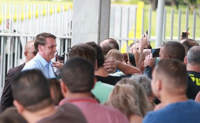 O presidente Jair Bolsonaro conversa com turistas no Palácio da Alvorada.