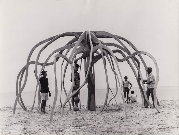 São Paulo (SP), 16/05/2025 - No ano em que discute as Histórias da Ecologia, tema escolhido para ser trabalhado durante todo este ano, o Museu de Arte de São Paulo (Masp) apresenta duas novas mostras expositivas para o público paulistano: uma dedicada ao pintor francês Claude Monet (1840-1926) e outra sobre o artista polonês, que viveu grande parte de sua vida no Brasil, Frans Krajcberg (1921–2017). Ambas as exposições podem ser visitadas pelo público a partir desta sexta-feira (16).<br /> Foto:  Arquivo Nacional