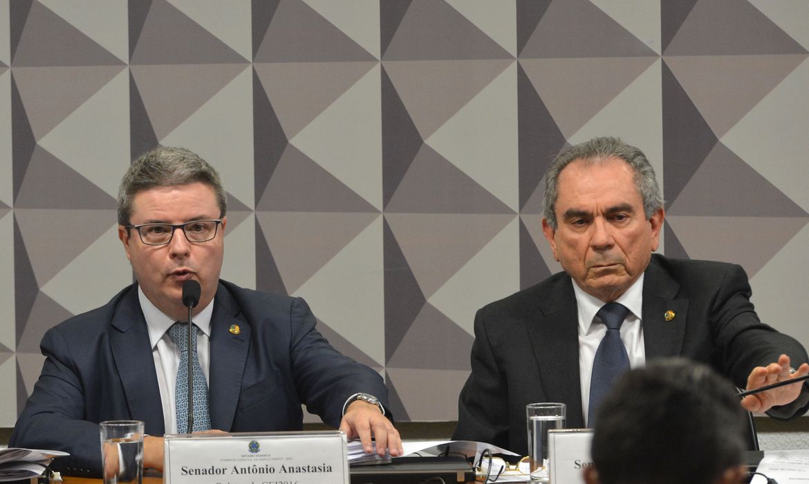 Brasília - O relator Antonio Anastasia e o presidente da Comissão Especial do Impeachment, senador Raimundo Lira, durante reunião para discutir o parecer sobre o possível afastamento da presidenta Dilma Rousseff (Antonio Cruz/ Agência