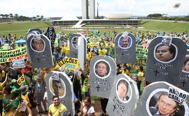 Brasília - Movimentos sociais fazem manifestação em apoio à Lava Jato, pelo fim do foro privilegiado, contra o voto em lista fechada e contra o aumento do Fundo Partidário (Antonio Cruz/Agência Brasil)