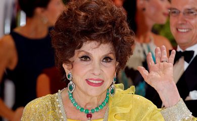 Atriz Gina Lollobrigida acena ao público ao chegar para evento em Monte Carlo em 2014