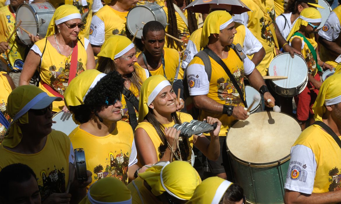 Rio de Janeiro - Foliões desfilam no Bloco das Carmelitas, que percorre o bairro turístico de Santa Teresa (Fernando Frazão/Agência Brasil)