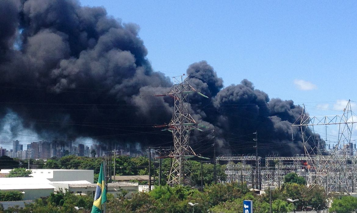 Recife - Incêndio de grandes proporções atinge Companhia Hidrelétrica do São Francisco, na zona oeste da cidade (Sumaia Villela/Agência Brasil)