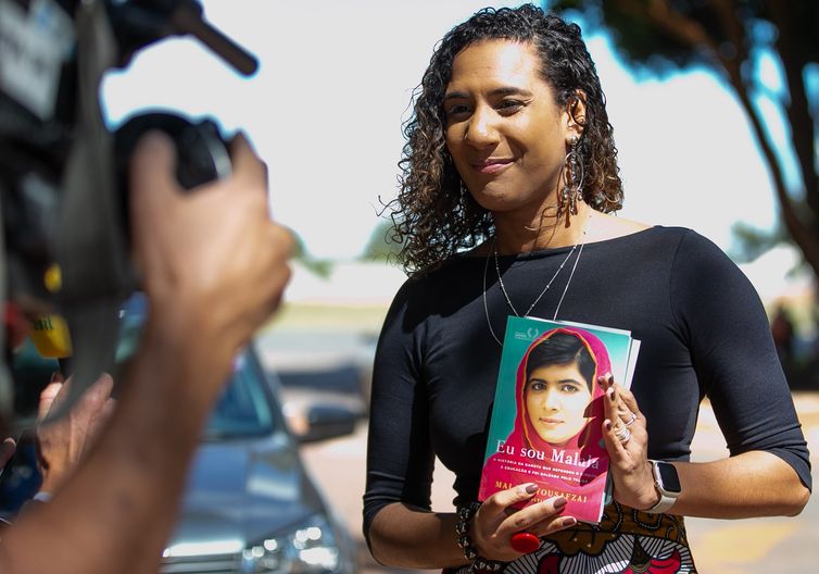 Brasília - 25.05.2023 - A ministra da igualdade racial Anielle Franco, fala com jornalistas ao deixar o Ministério da Educação, após reunião com a ativista Paquistanesa, Malala Yousafzai e o Ministro da Educação Camilo Santana. Foto: José Cruz/