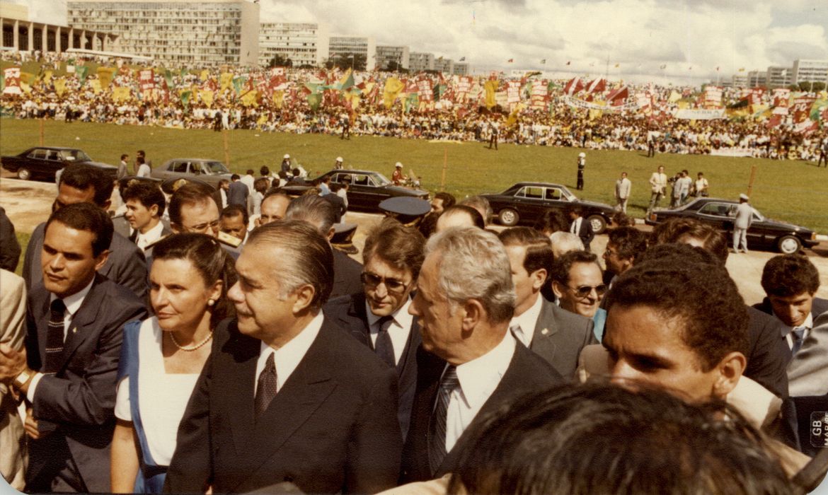 Há 30 anos José Sarney subia a rampa do Congresso Nacional para tomar posse como primeiro presidente da Nova República