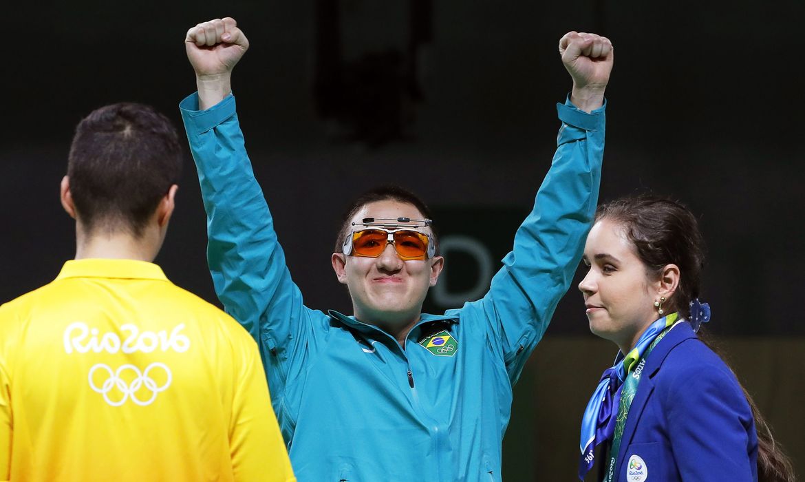 Felipe Wu comemora a medalha de prata na prova de pistola de ar 10 metros