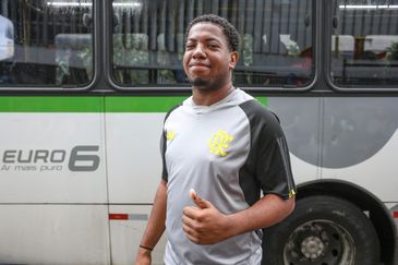 Rio de Janeiro (RJ), 25/10/2026 – O eleitor Marcus Vinicius Andrade, após votar, no Centro Universitário Augusto Motta (UNISUAM), na zona norte do Rio de Janeiro. Foto: Tomaz Silva/Agência Brasil