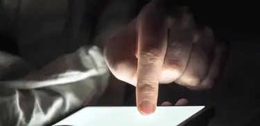 Pessoa com dedo na tela 
