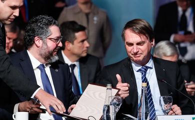 O ministro da Relações Exteriores, Ernesto Araújo, acompanhado do  presidente Jair Bolsonaro, assina acordo para a eliminação da cobrança de roaming no Mercosul.