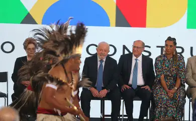 O presidente Luiz Inácio Lula da Silva, participa da cerimônia de posse das ministras da Igualdade Racial, Anielle Franco, e dos Povos Indígenas, Sonia Guajajara,