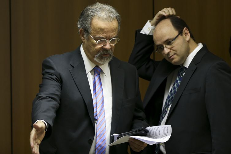 O ministro da Segurança Pública, Raul Jungmann, e o ministro da Educação, Rossieli Soares, assinam protocolo de intenções para permitir a ampliação do acesso à educação para presos. 