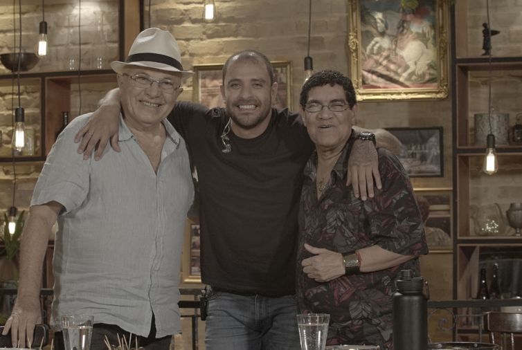 Paulo Debétio e Paulinho Rezende são convidados do Samba na Gamboa