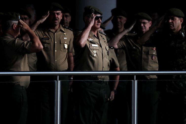 O general do Exército do Brasil, Edson Leal Pujol, assiste a uma cerimônia militar para marcar duas décadas do regime militar que começou em 31 de março de 1964, na sede do exército em Brasília
